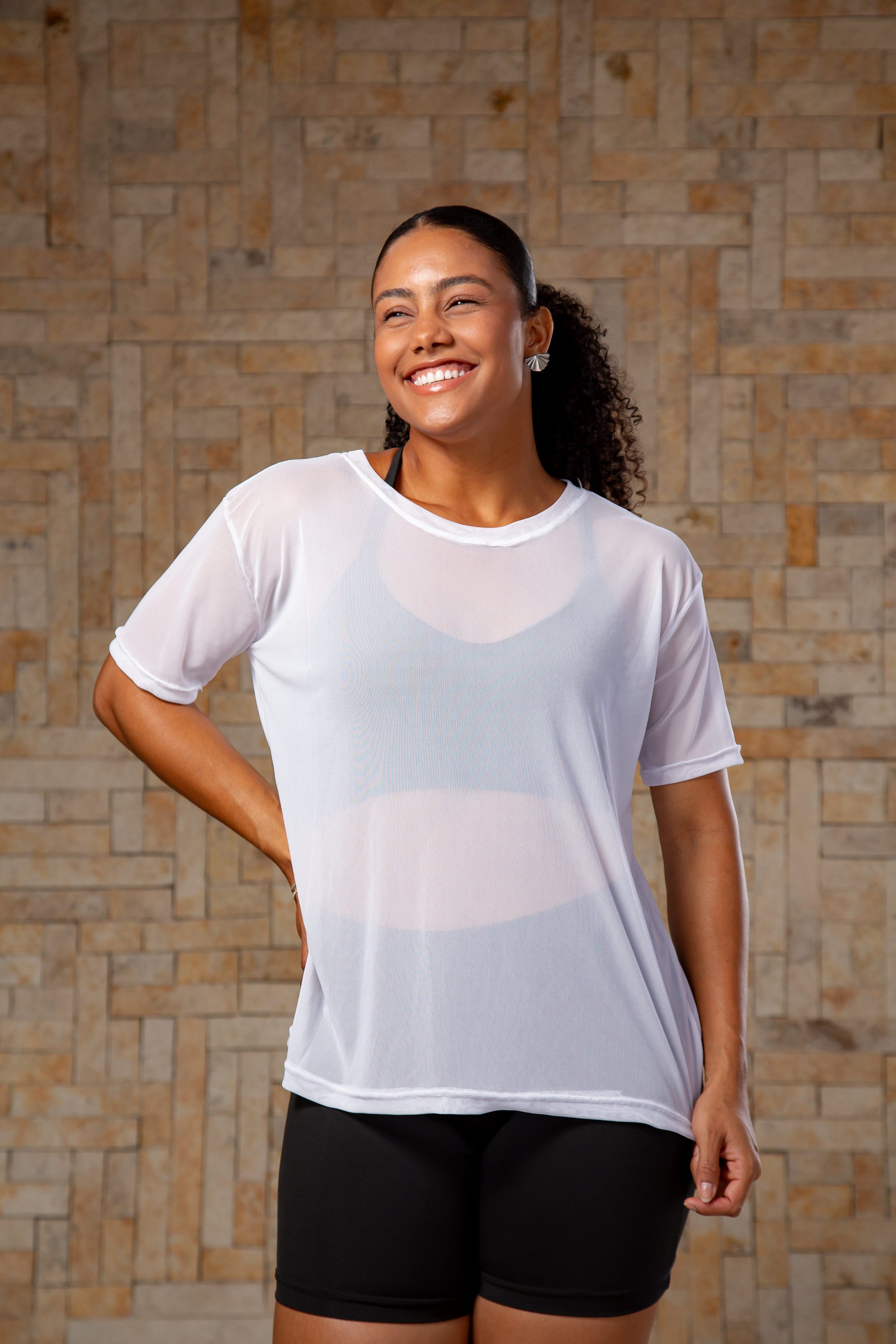 BLUSA FEMININA DE MALHAR COM MANGUINHA DE TULE